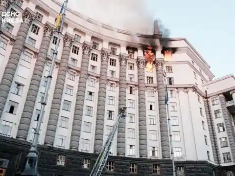 Ucrania exhibe destrucción en el edificio del Gabinete tras masivo ataque ruso