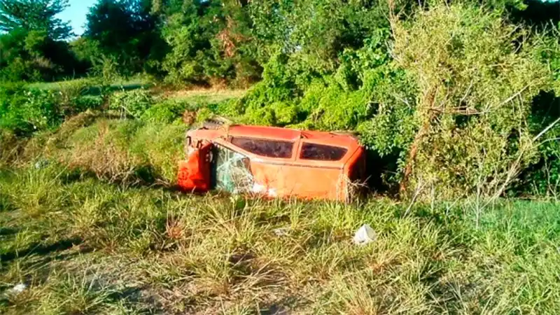 Falleció joven que estaba grave tras volcar con su auto