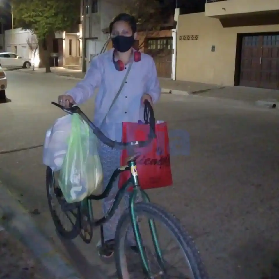 Lava ropa todo el día y recorre kilómetros en bici para mantener a su familia: La historia de Macarena