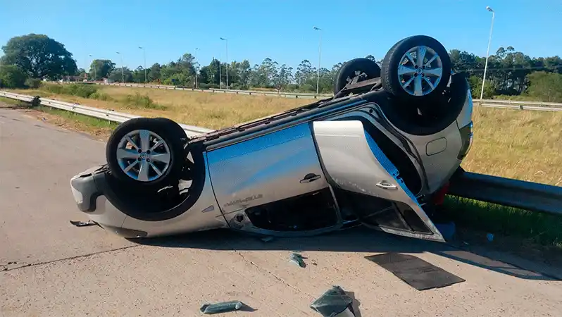 Automóvil despistó y terminó volcando en Autovía Artigas