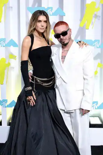 Valentina Ferrer y J Balvin fueron de los más queridos en la alfombra roja de los MTV. Fotos AFP