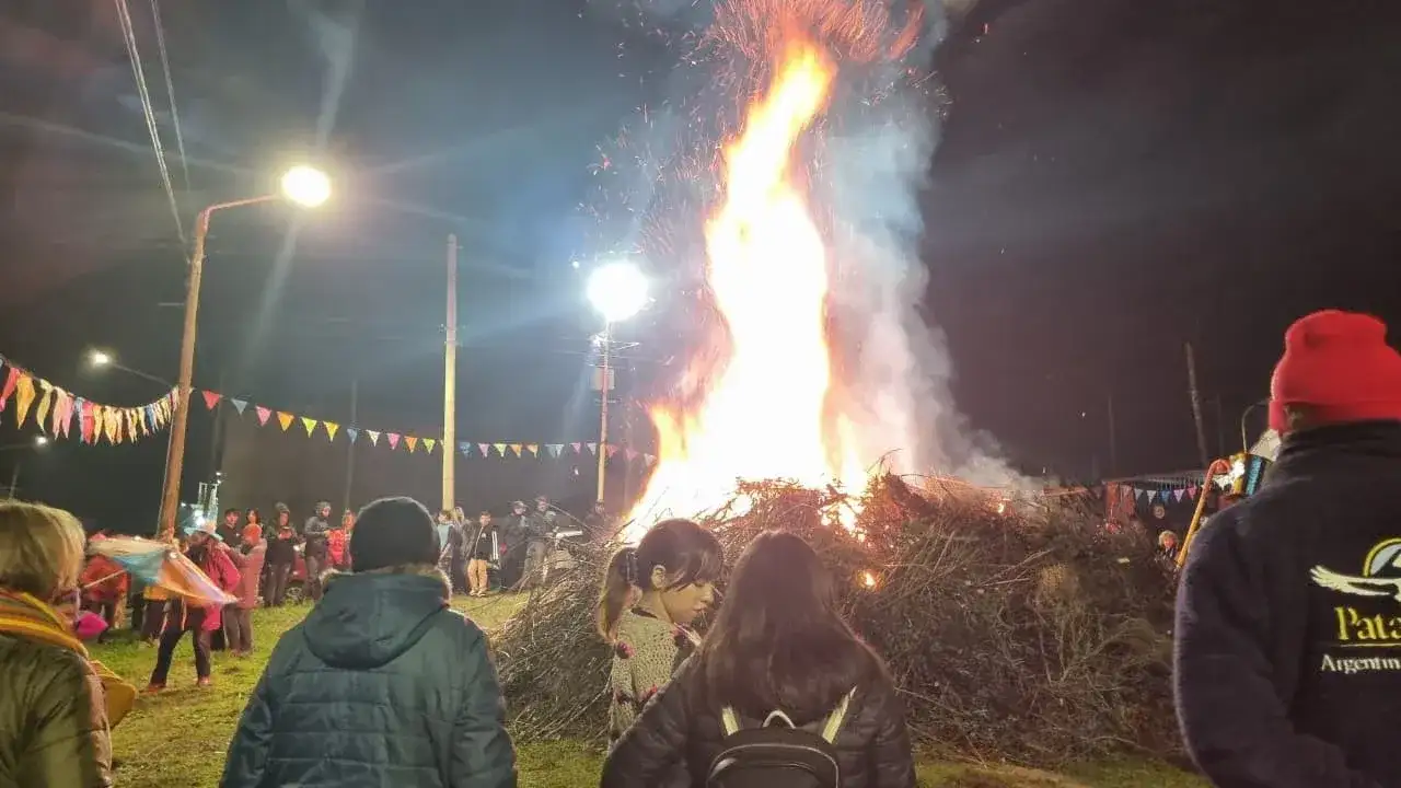 La fogata de San Juan quemó los deseos en Saavedra y Las Heras.