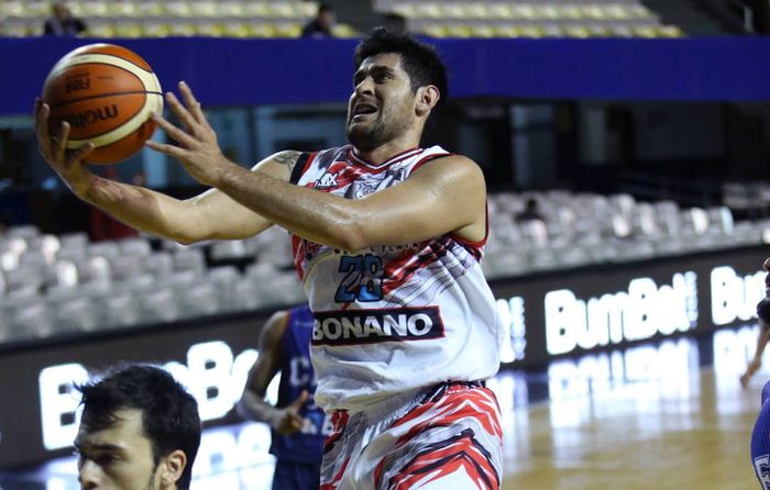 Enzo Ruiz en el partido ante Uniceub. (Foto: FIBA)