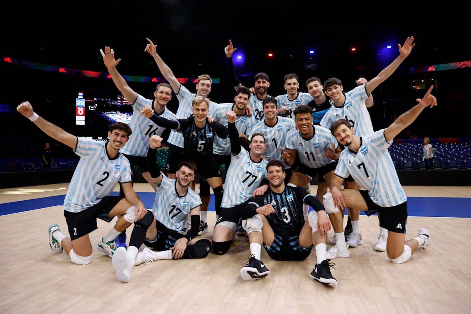 El plantel argentino celebrando la victoria con Lucas Conde (2).