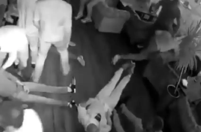 Un loco suelto en Rusia: noqueó a cinco personas en un boliche