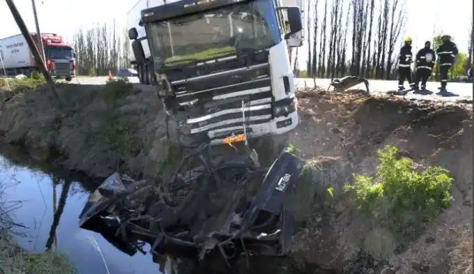 Cuatro muertos en un impactante choque entre un camión y un auto 