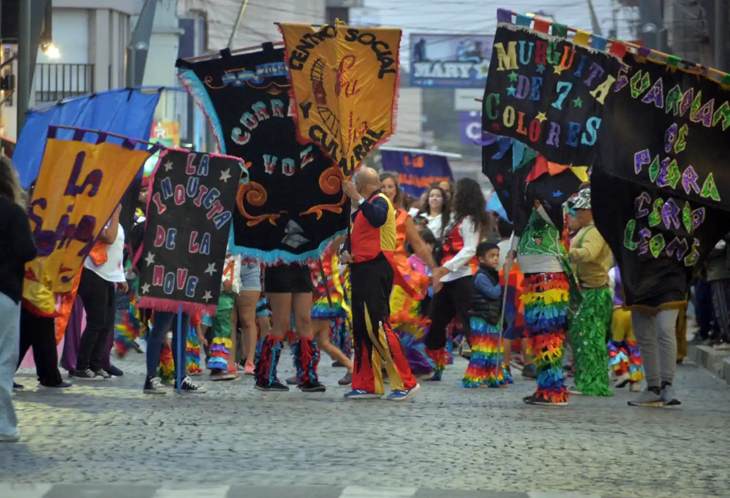 La alegría se adueñó de las calles con las Llamadas de Carnaval augurando la vuelta a la Avenida del Encuentro