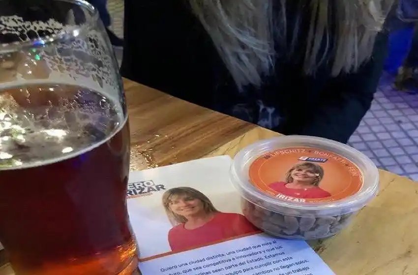 Polémica en las redes por la aparición de tarritos de maní con la cara de Verónica Irizar en Pichincha