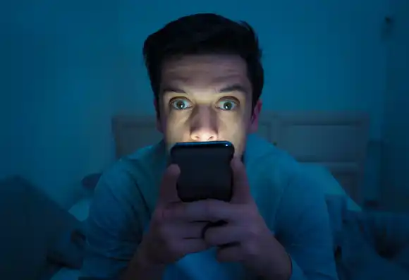 ¿Realmente hace mal o no usar el celular antes de dormir?