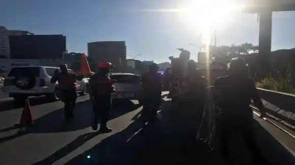 ATADO DE PÍES Y MANOS: bomberos rescatan cadáver en el río Guaire a la altura de Las Mercedes