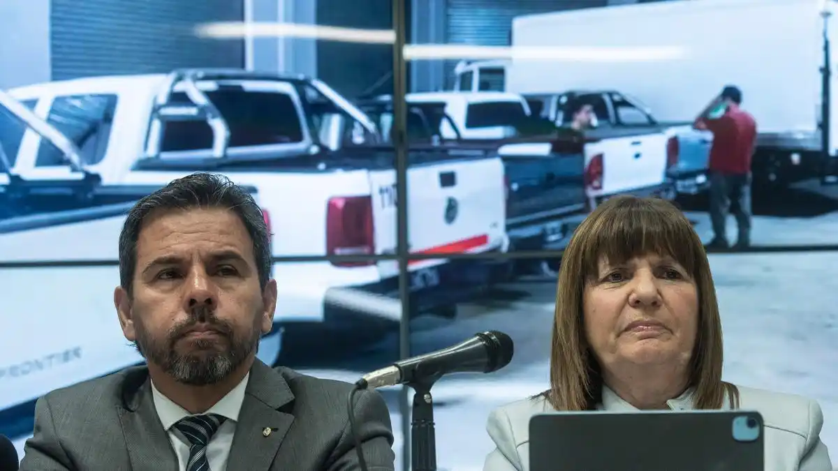Vicente Ventura Barreiro y Patricia Bullrich, durante la conferencia de prensa.