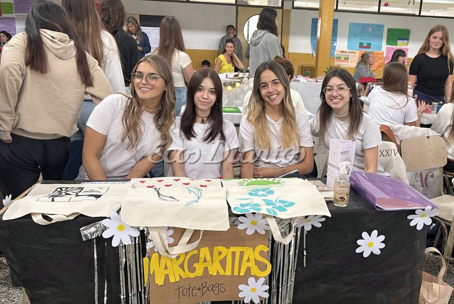 Alumnas. Del Colegio Cavagnaro muestran las bolsas que confeccionaronllevarla a cabo con las pautas