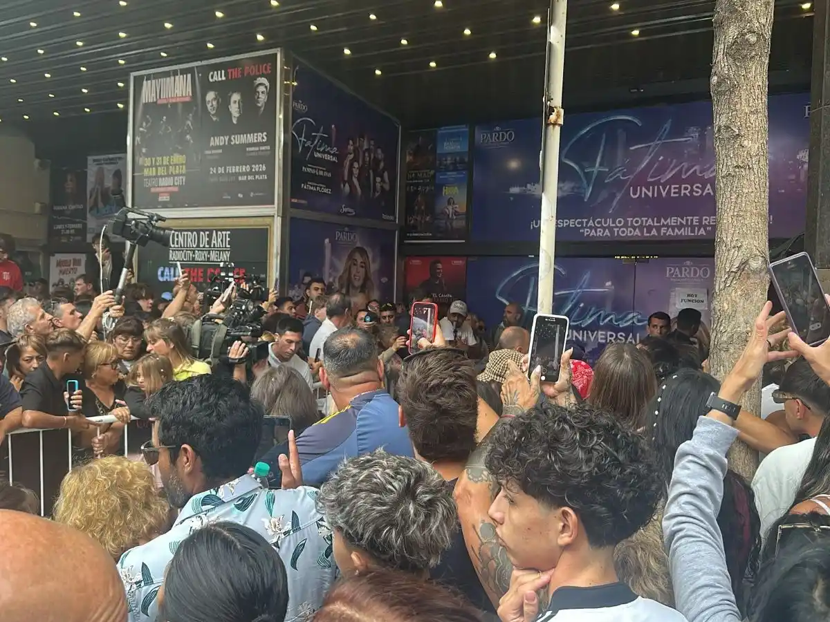 Milei llegó al teatro y crece la expectativa por su aparición junto a Fátima Florez