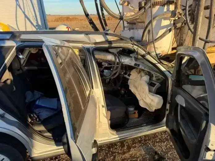 Un auto chocó contra un acoplado estacionado en la Ruta 12: el conductor se salvó de milagro