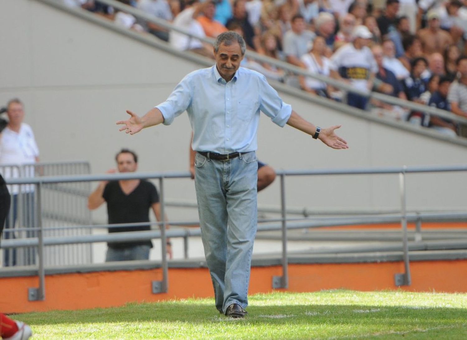 “Tranquilamente, Bielsa podría dirigir a Barcelona”