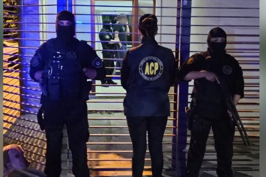 Detuvieron a dos policías acusados de colaborar con bandas delictivas y esconder a un sicario de "La Mafilia"