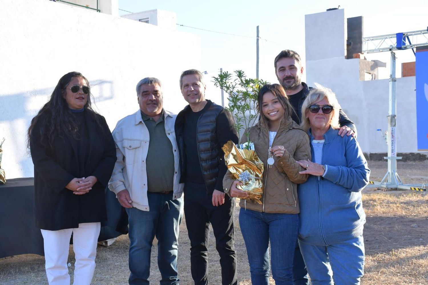 Maia Saucedo recibió la llave de su nueva vivienda junto a su familia.