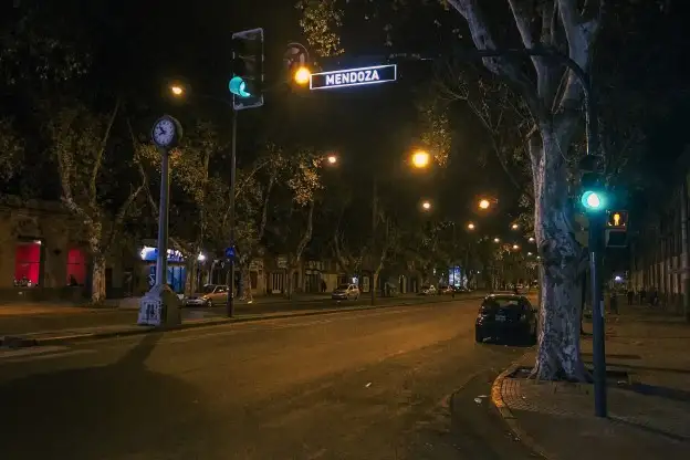 Suman pintura en los semáforos y carteles pescantes LED
