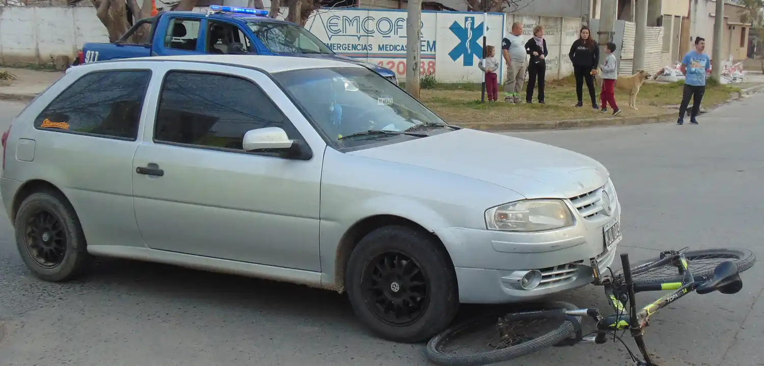 Colisión entre auto y bici, en Sáenz Peña y España. Crédito: Bomberos de Venado Tuerto.