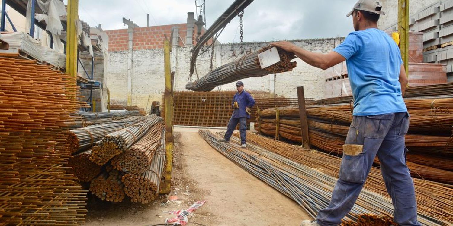 La actividad económica mostró en marzo la primera caída mensual en 12 meses