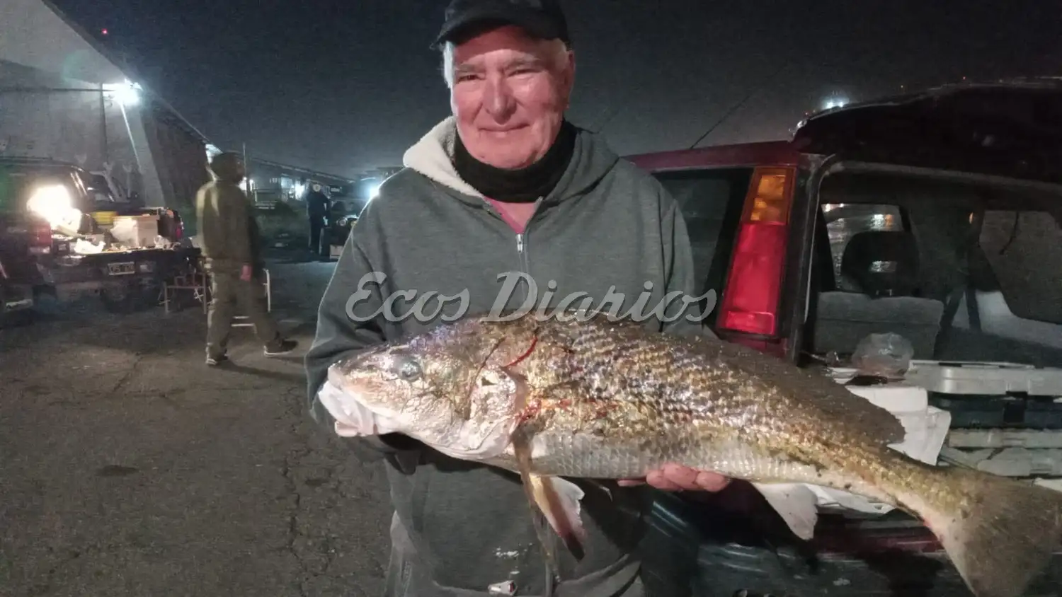 Jesús Sánchez con su corvina