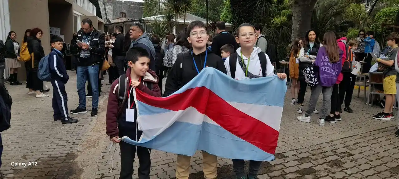 Tupac Echegaray, Ramiro Martínez Epele y Valentino Gómez, alumnos de Gualeguay que participan en el nacional de "Ñandú".