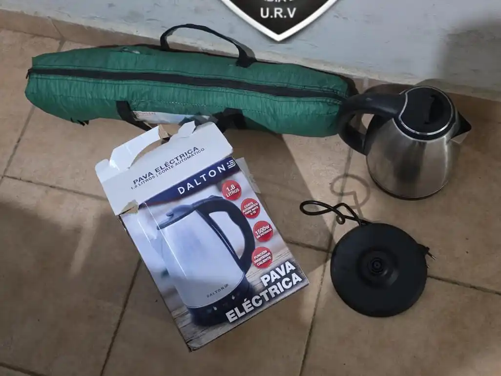 Listo para salir de camping: lo atraparon paseando por la ciudad con una carpa