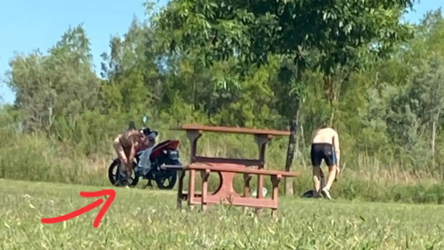 La foto de uno de los testigos, lector de La Opinión. El hombre cambió sus ropas delante de muchos.