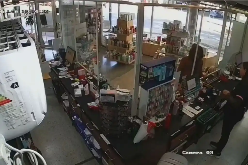 Una mujer rompió la vidriera de una farmacia