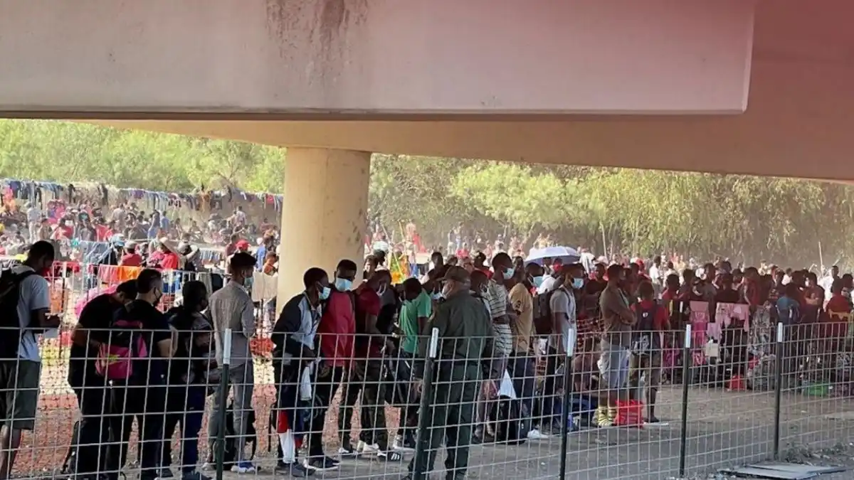 Crisis humanitaria en Texas:  hay 10.000 migrantes hacinados bajo un puente
