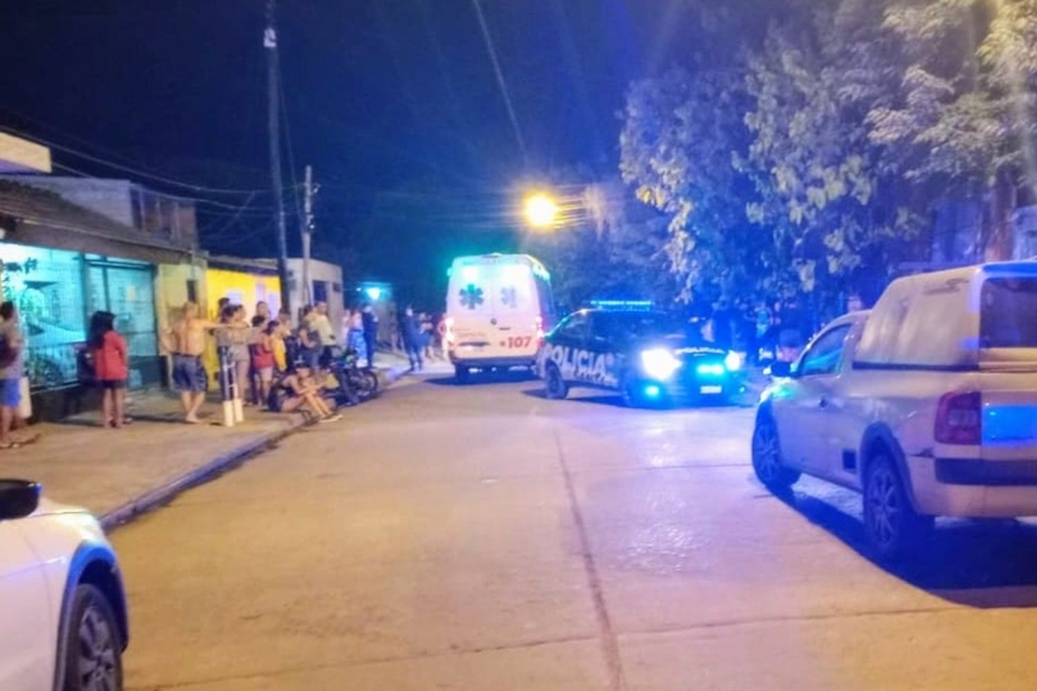 Asesinaron a un joven a balazos mientras iba en moto con una adolescente en Villa Gobernador Gálvez