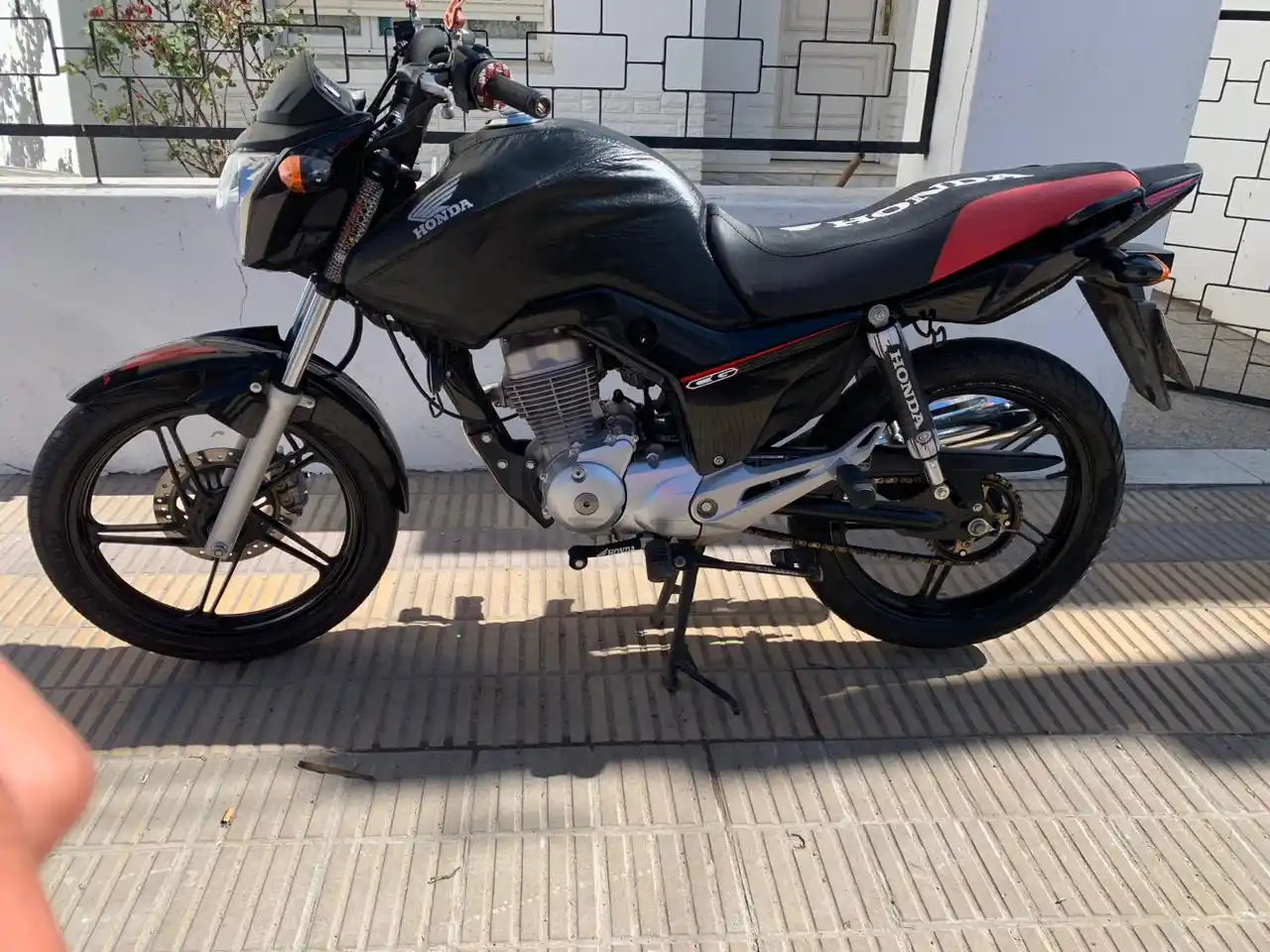 Le robaron la moto del patio delantero de su casa
