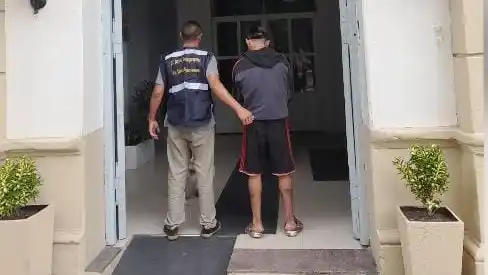 Robo una moto, la desarmó entera y la llevó a la casa de la ex, donde tenía orden de restricción