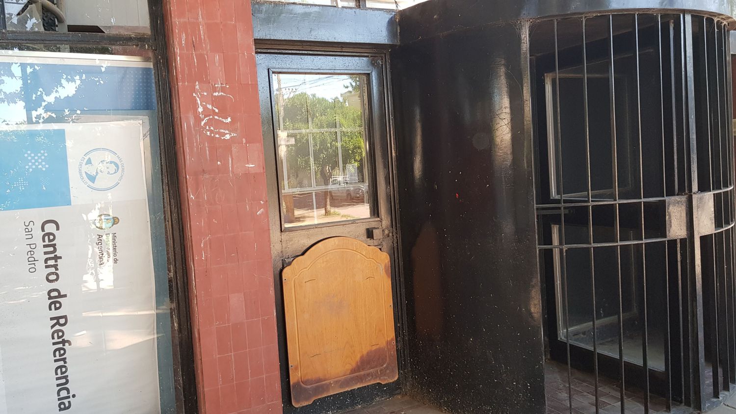 La puerta de acceso que dañaron paa entrar al edificio. Foto: La Opinión.