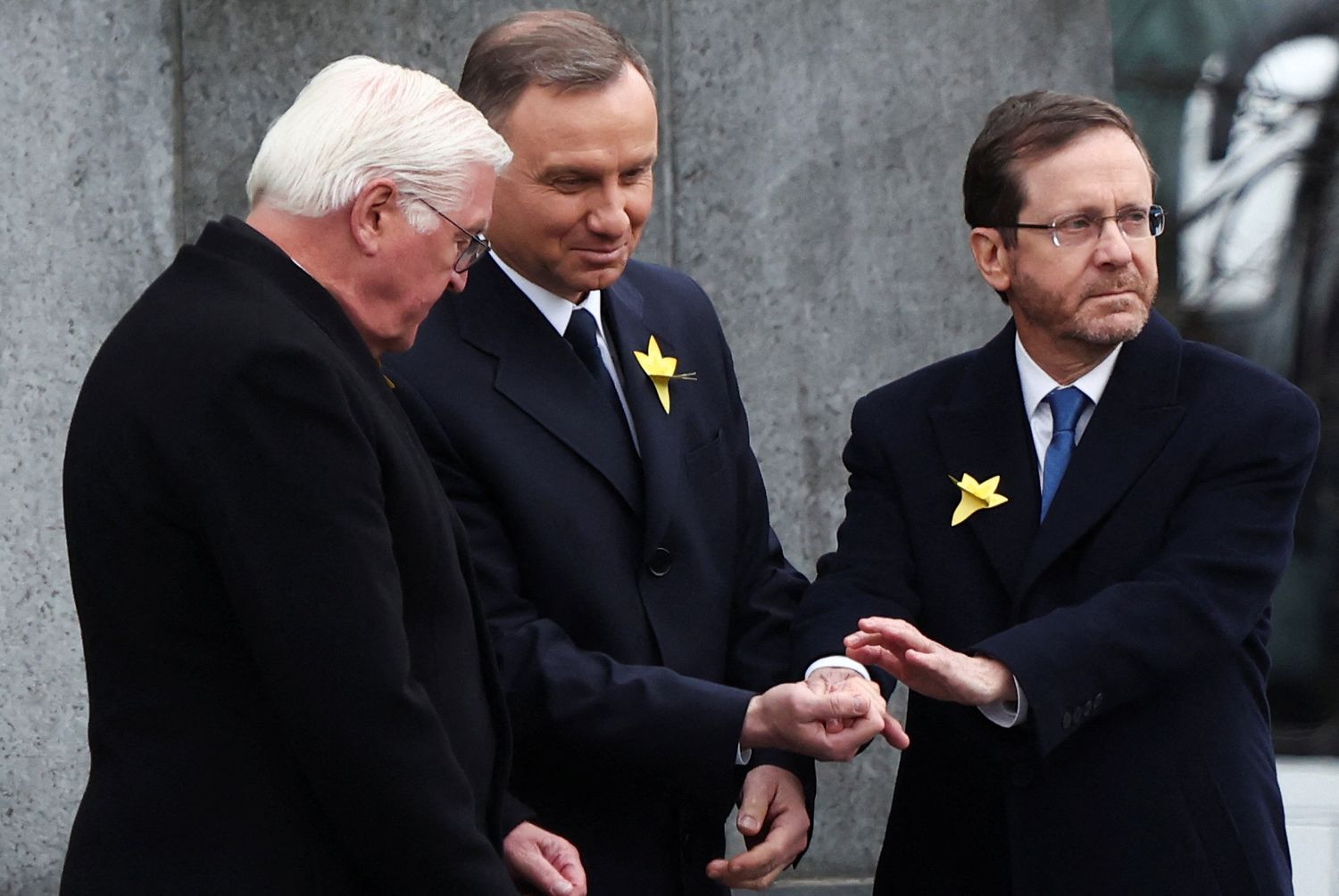 Los mandatarios Frank- Walter Steinmeier, Isaac Herzog y Andrzej Duda, frente al monumento del gueto de Varsovia.