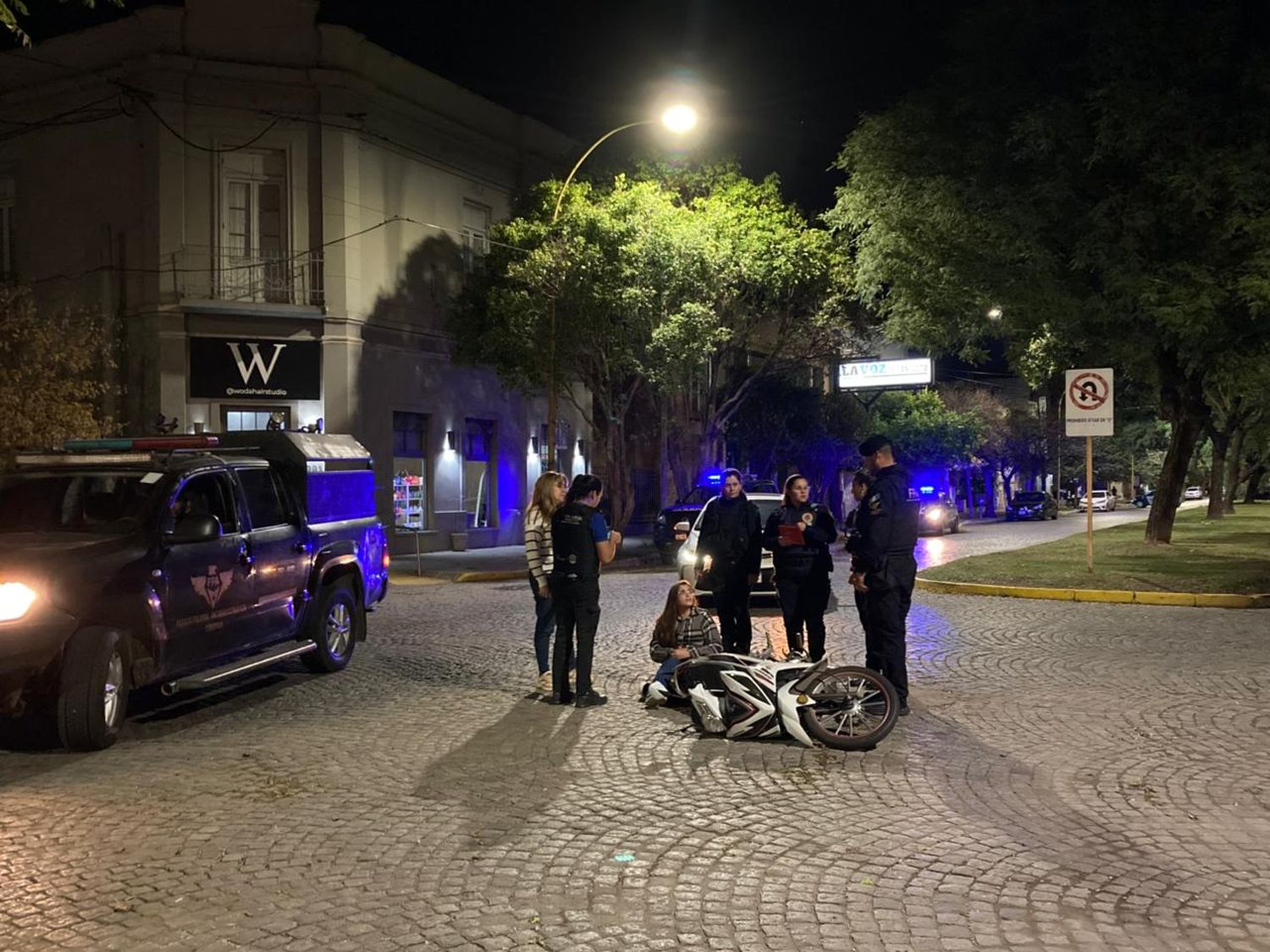 Accidente de tránsito en pleno centro: trasladan a una motociclista al hospital