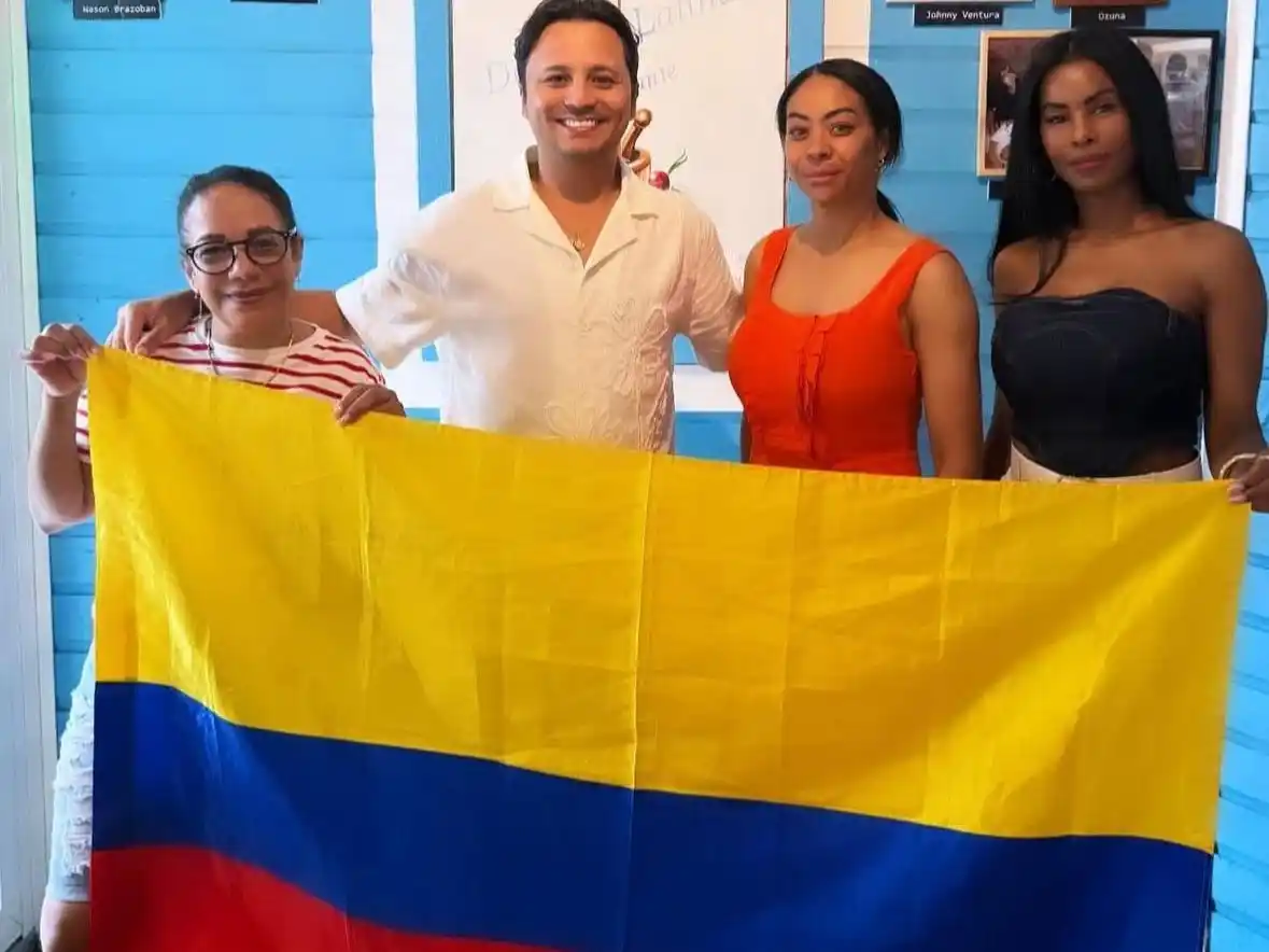 Colombianos en España se reúnen en torno a la bandera nacional durante una jornada de integración comunitaria.