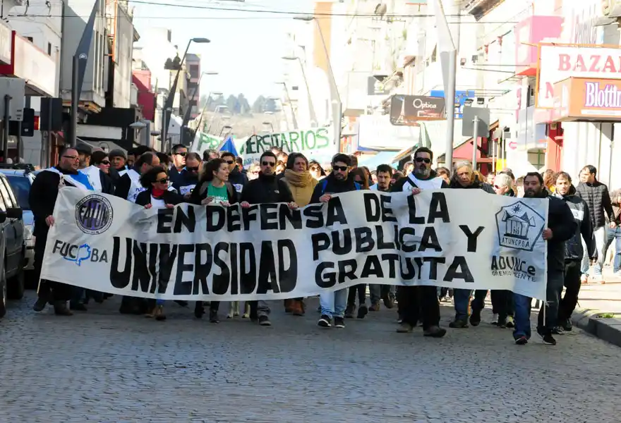 Se realizó en Tandil una multitudinaria movilización en defensa de la universidad pública 