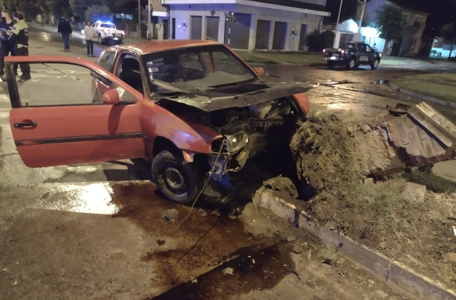 Un joven murió tras chocar con un poste