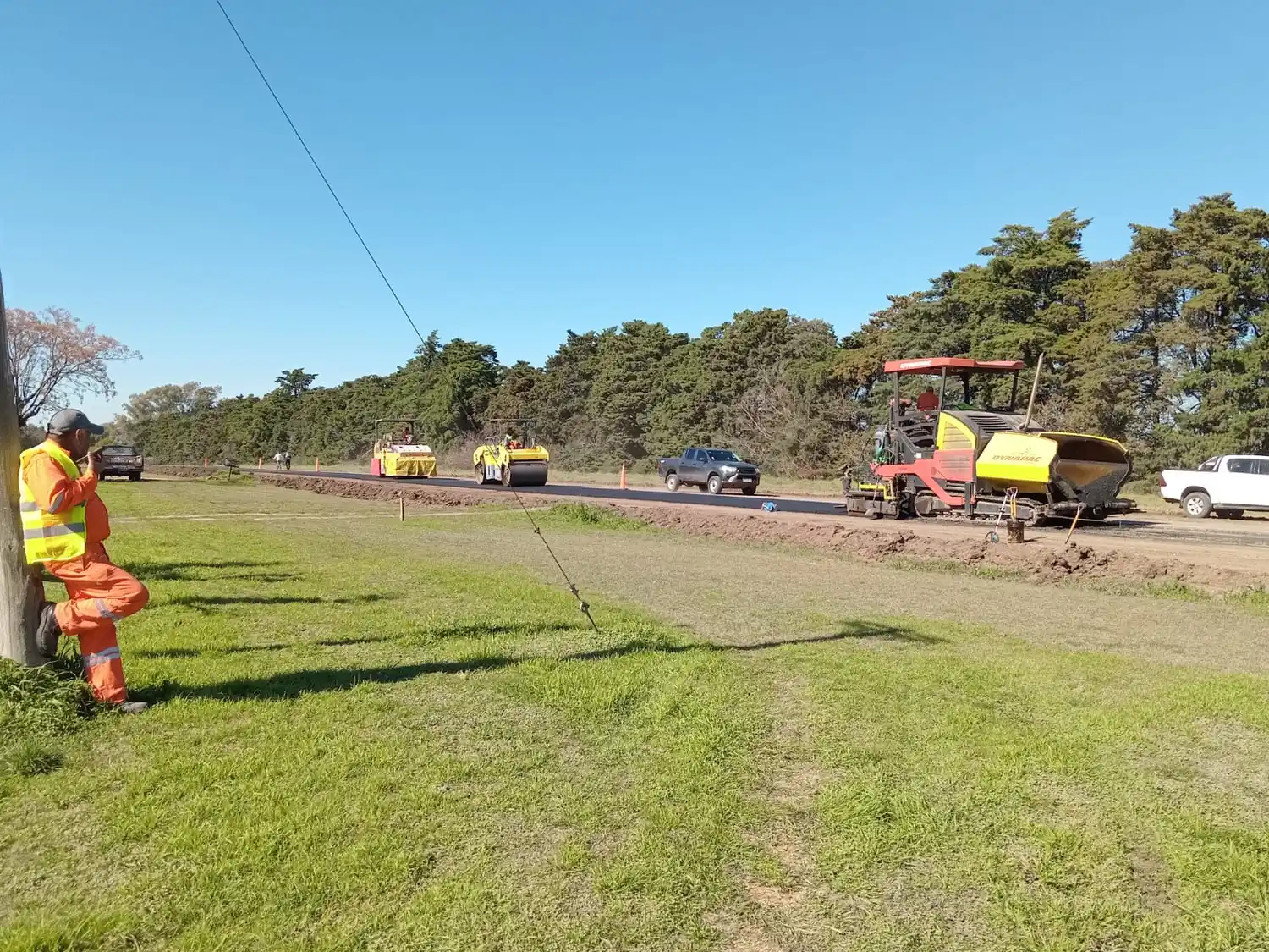 El personal de Iarsa comenzó a disponer la carpeta asfáltica en uno de los carriles del camino.