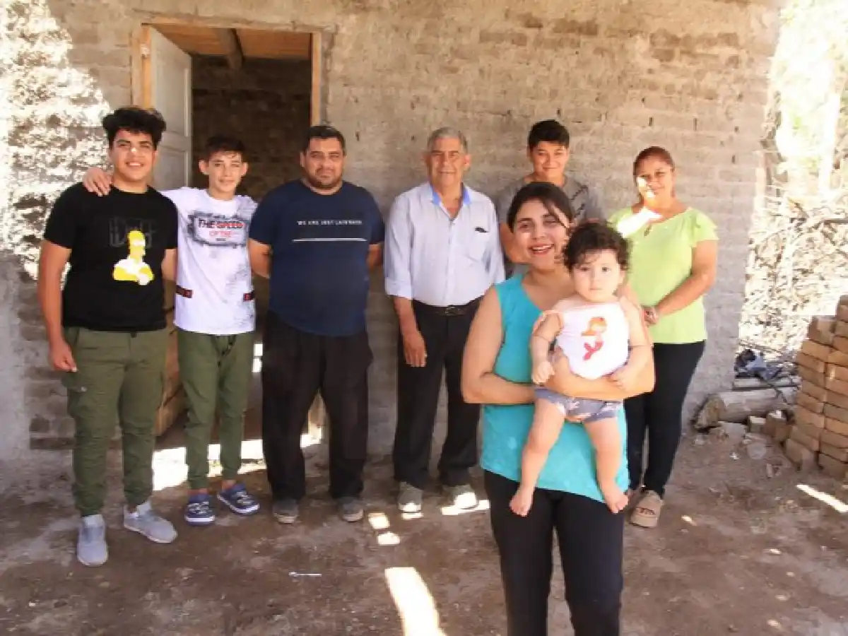 Abandonó su casa con su beba por violencia de género y vecinos le construyeron una