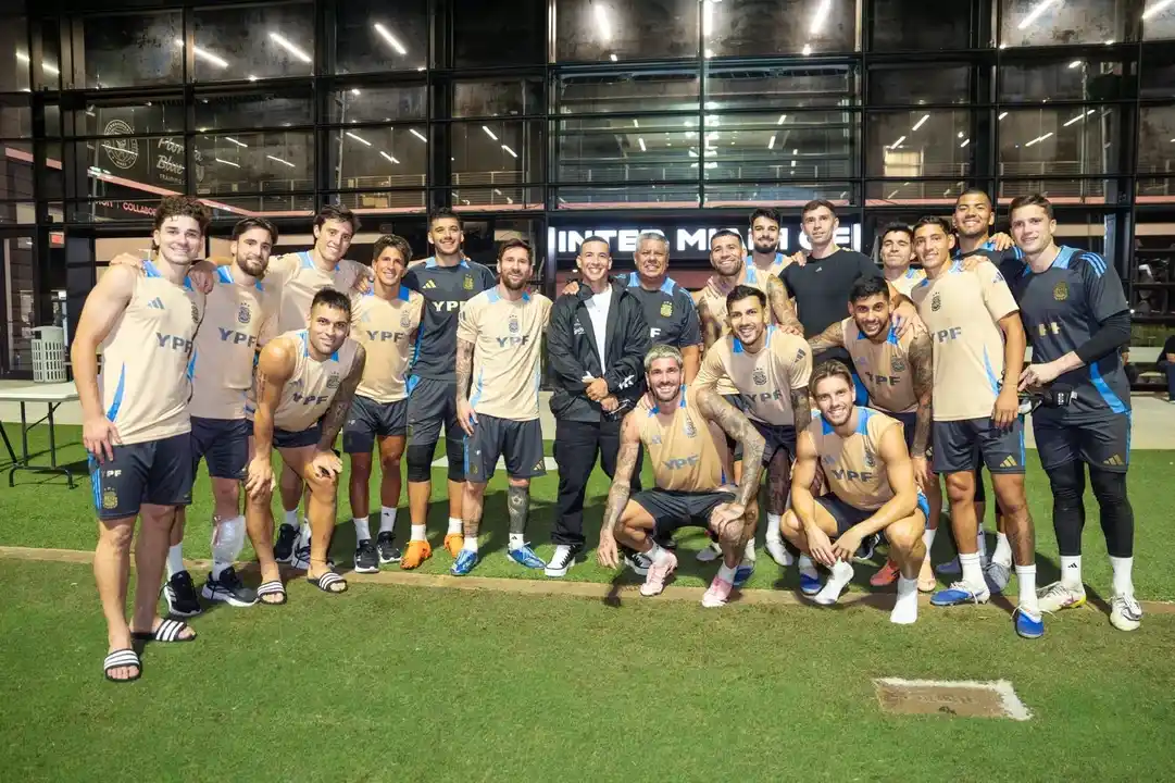 Daddy Yankee sorprendió en el entrenamiento de la selección argentina.