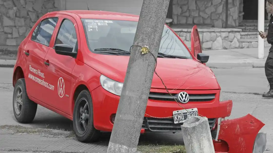 En calles 38 y 67. Se produjo el fuerte choque entre vehículos y la rotura de la columna