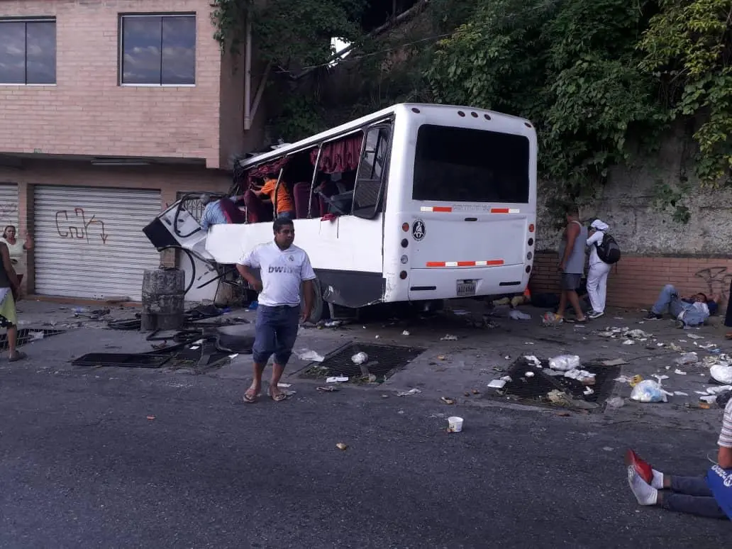Tres muertos y 10 heridos deja accidente en transporte público de Baruta