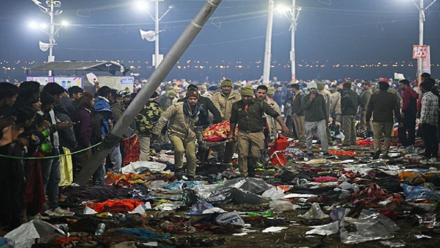 ESTAMPIDA en festival religioso deja 15 muertos y decenas de heridos en la INDIA