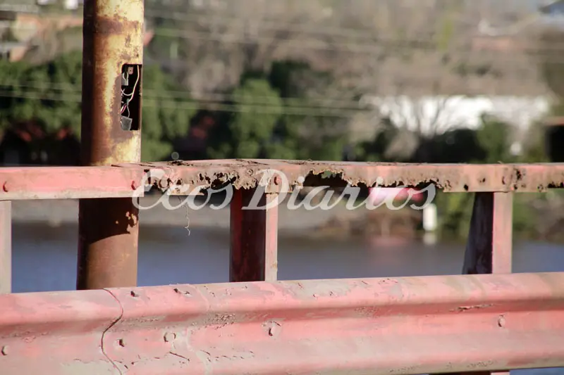 El puente Dardo Rocha carece de mantenimiento