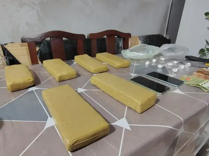 Detienen a cinco personas y secuestran cocaína y casi 20 kilos de marihuana tras operativos en Ciudad Oculta.