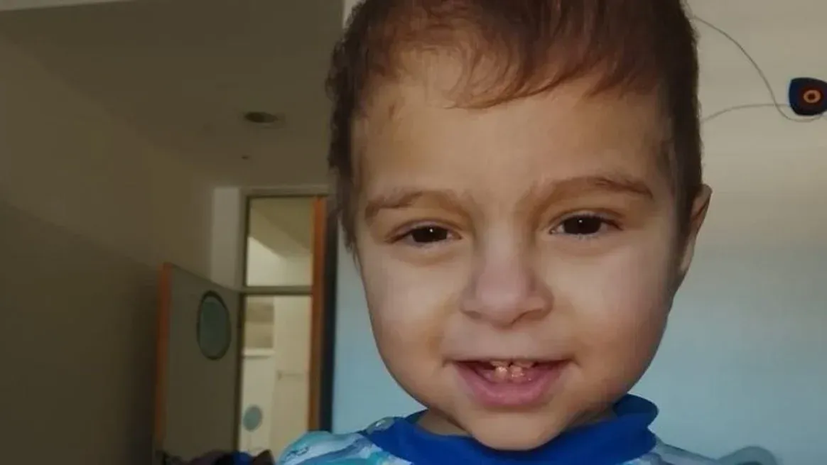 El pequeño de 3 años, tras un largo tiempo, fue diagnosticado con el síndrome de Heyn-Sproul-Jackson