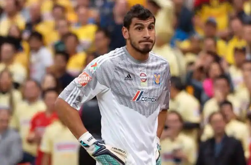 Patón Guzmán se cruzó con otro arquero argentino en México y pidió disculpas