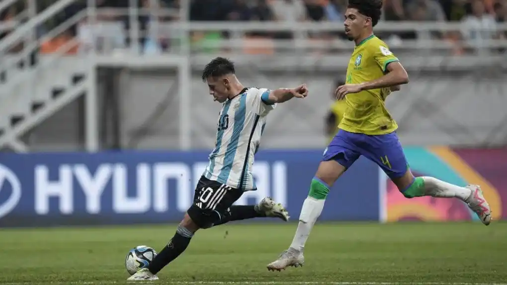 Con tres tantos de Echeverri, Argentina venció a Brasil y clasificó a semifinales